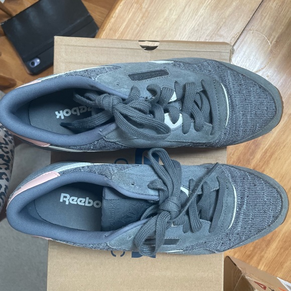 Reebok classic, great condition. NWOT - Picture 2 of 4